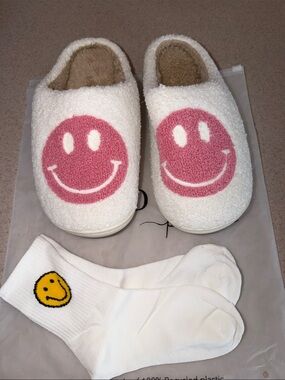 Nordic Peace Plush Slip-On Slippers with Pink Smile Design Sz 8-8.5